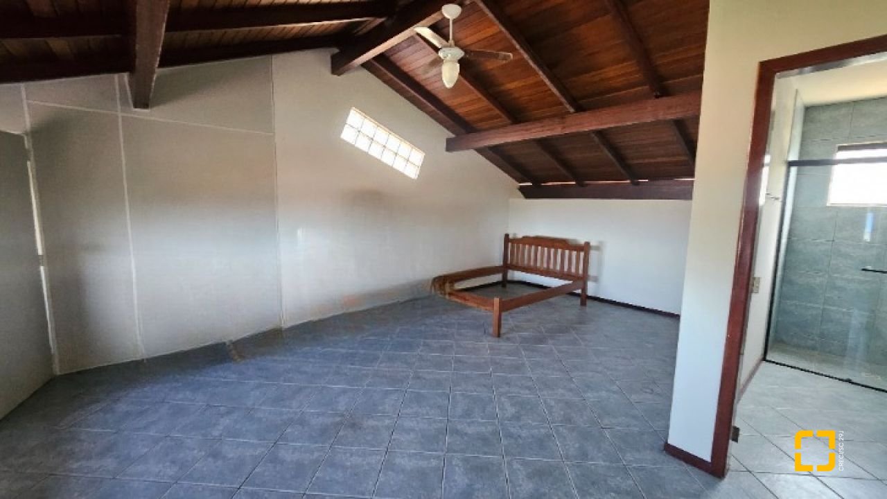Casa com 288m², 6 quartos (sendo 2 suítes), 2 garagens, no bairro Praia Brava em Florianópolis