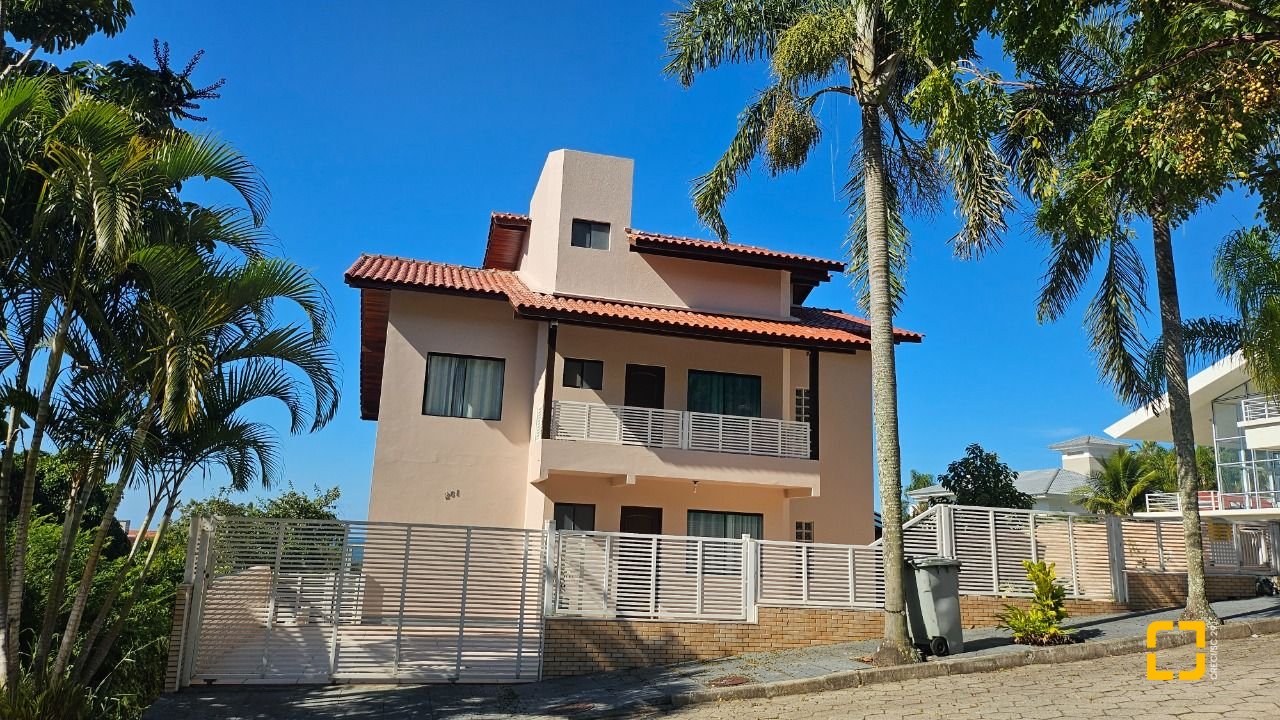 Casa com 288m², 6 quartos (sendo 2 suítes), 2 garagens, no bairro Praia Brava em Florianópolis