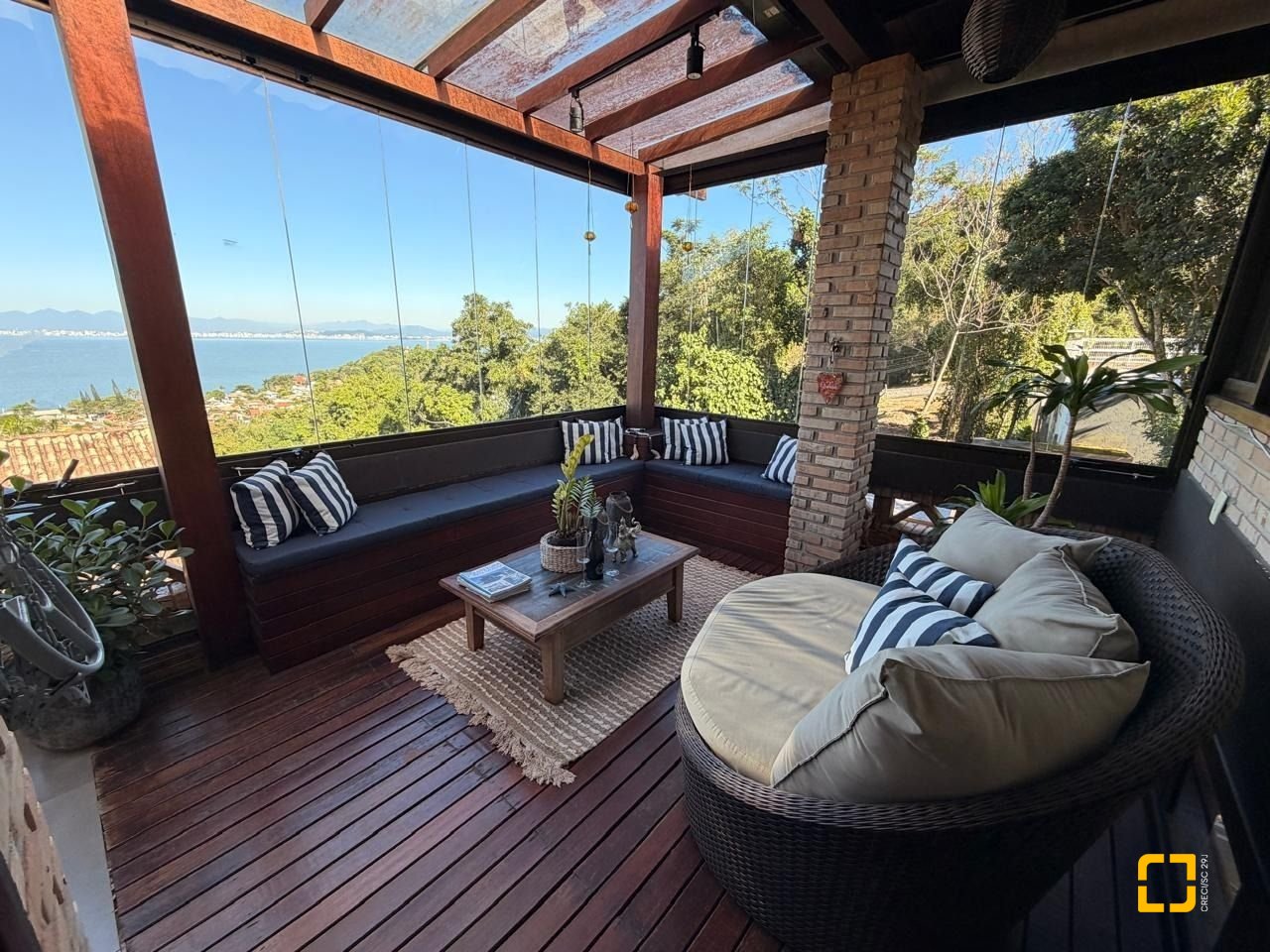 Casa com 309m², 4 quartos, 7 garagens, no bairro Sambaqui em Florianópolis