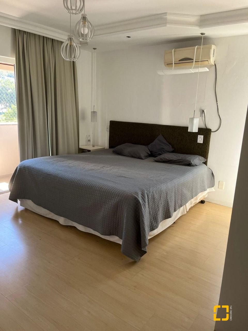 Cobertura com 327m², 5 quartos (sendo 2 suítes), 3 garagens, no bairro Trindade em Florianópolis