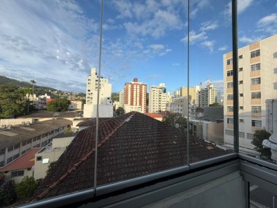 Apartamento com 106m², 4 quartos (sendo 1 suíte), 1 garagem, no bairro Centro em Florianópolis