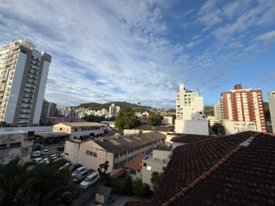 Apartamento com 106m², 4 quartos (sendo 1 suíte), 1 garagem, no bairro Centro em Florianópolis