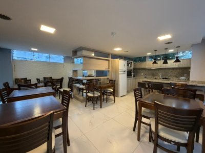 Apartamento com 106m², 4 quartos (sendo 1 suíte), 1 garagem, no bairro Centro em Florianópolis