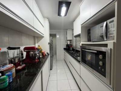 Apartamento com 106m², 4 quartos (sendo 1 suíte), 1 garagem, no bairro Centro em Florianópolis