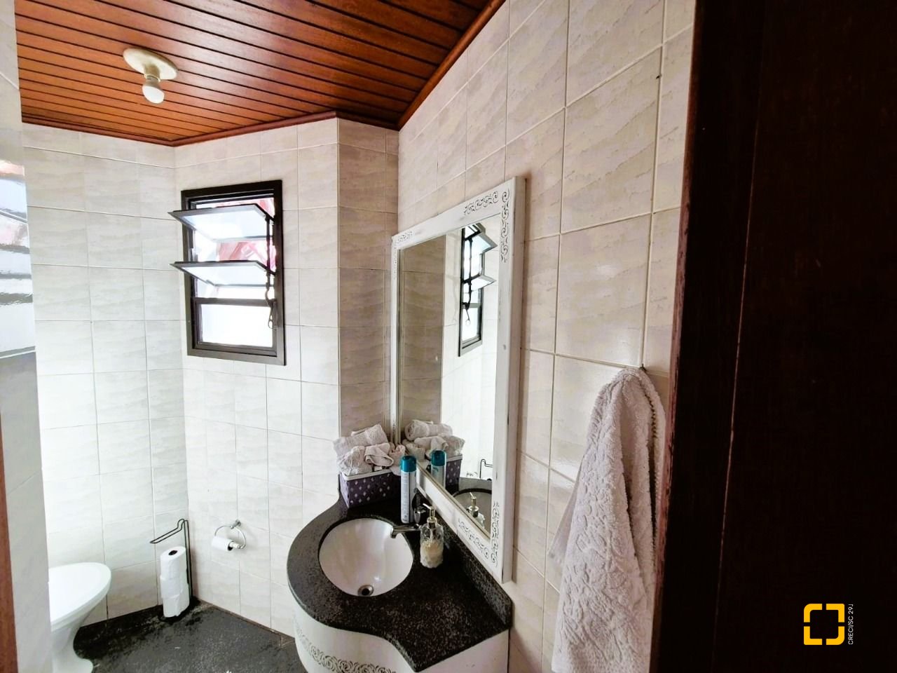 Casa com 230m², 4 quartos (sendo 2 suítes), 2 garagens, no bairro Agronômica em Florianópolis