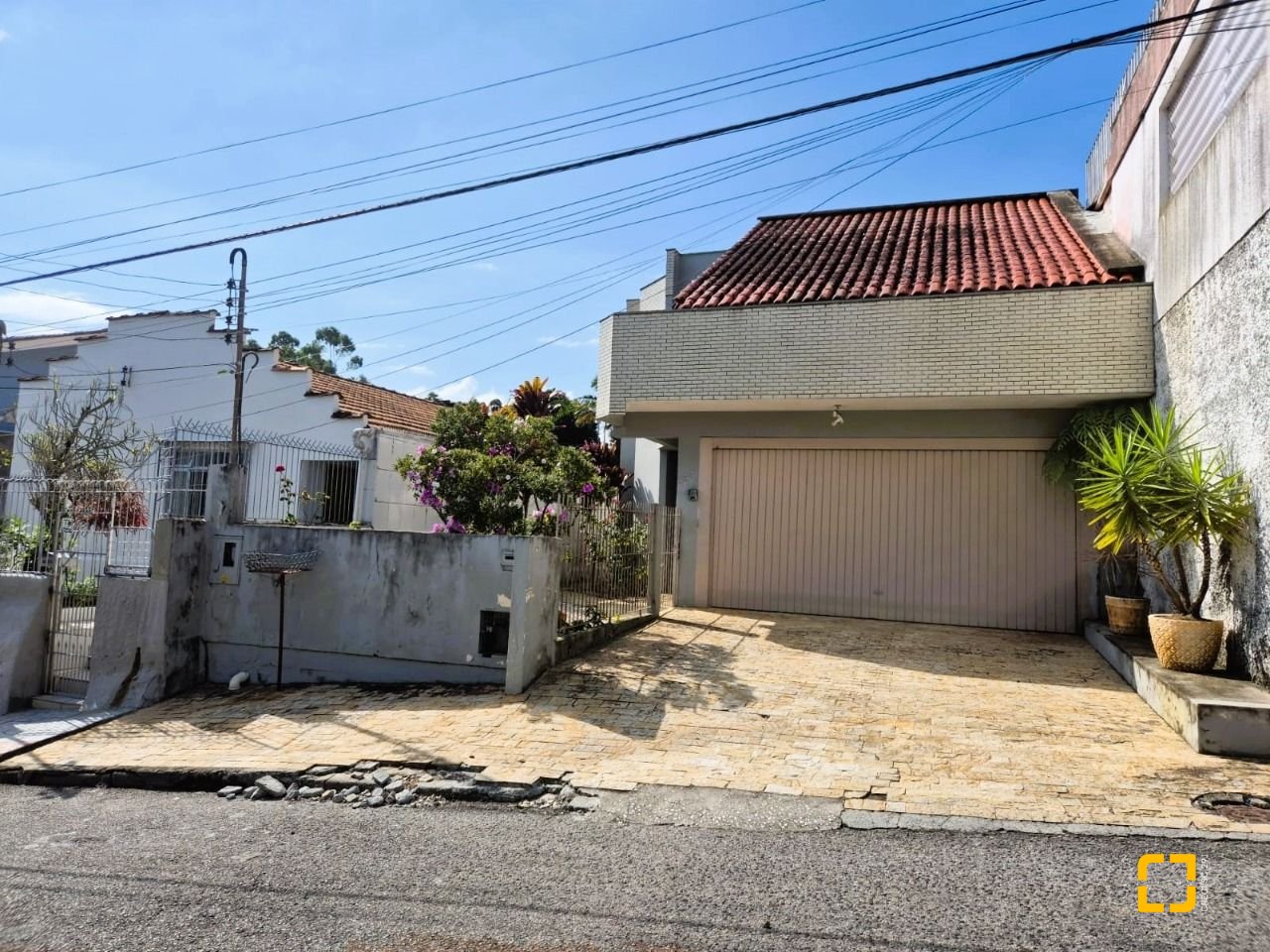 Casa com 230m², 4 quartos (sendo 2 suítes), 2 garagens, no bairro Agronômica em Florianópolis