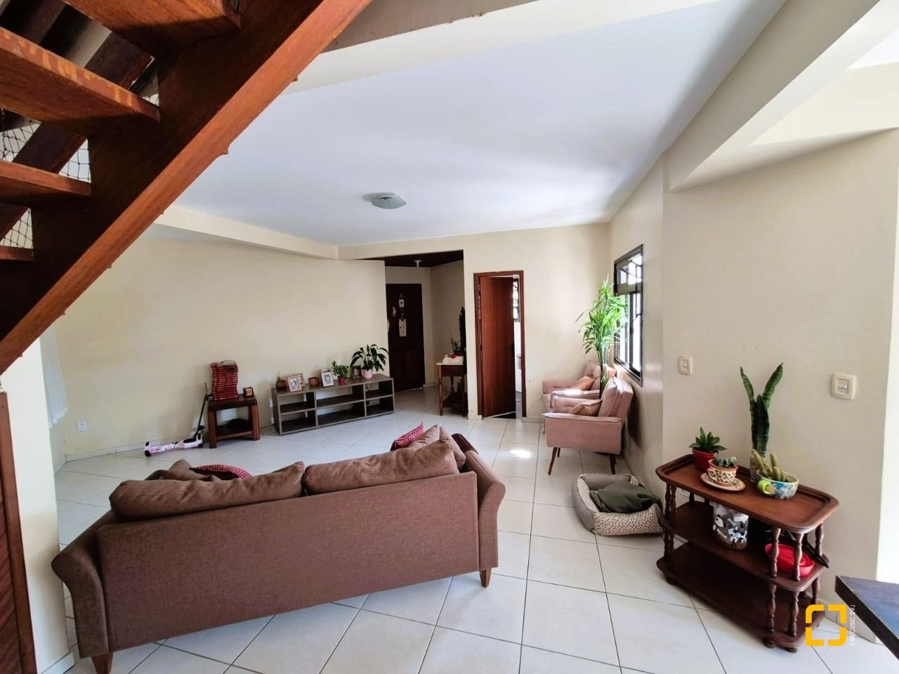 Casa com 230m², 4 quartos (sendo 2 suítes), 2 garagens, no bairro Agronômica em Florianópolis