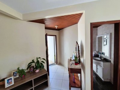 Casa com 230m², 4 quartos (sendo 2 suítes), 2 garagens, no bairro Agronômica em Florianópolis