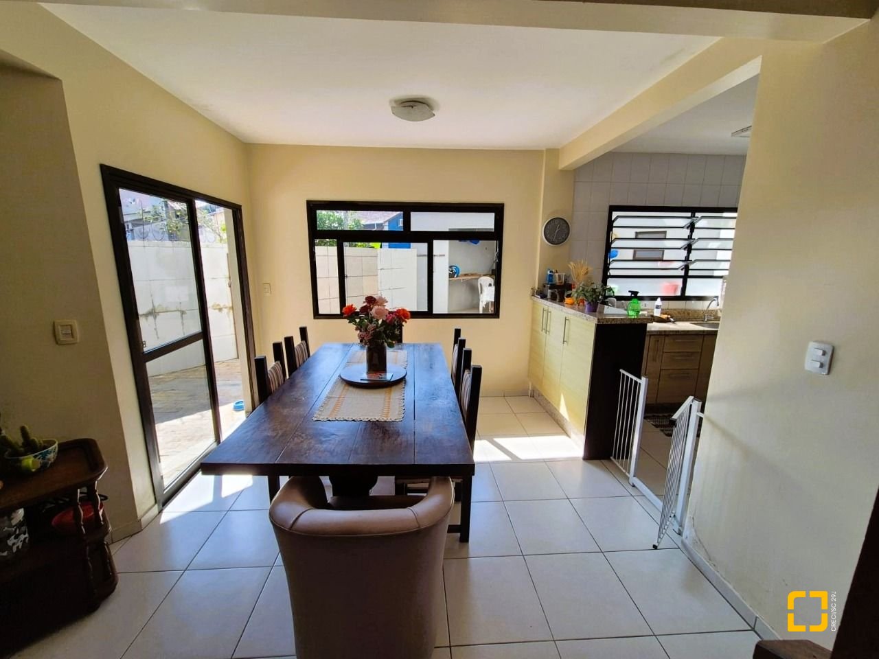 Casa com 230m², 4 quartos (sendo 2 suítes), 2 garagens, no bairro Agronômica em Florianópolis