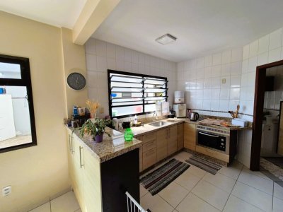 Casa com 230m², 4 quartos (sendo 2 suítes), 2 garagens, no bairro Agronômica em Florianópolis
