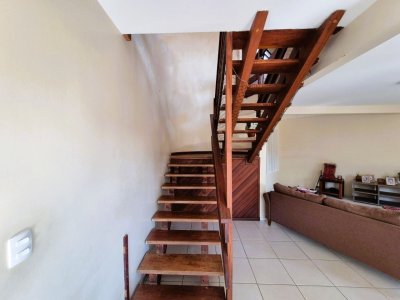 Casa com 230m², 4 quartos (sendo 2 suítes), 2 garagens, no bairro Agronômica em Florianópolis