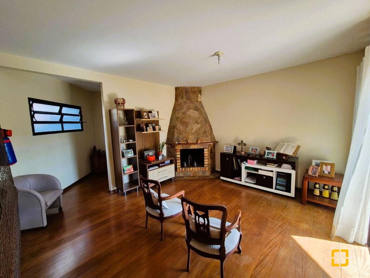 Casa com 230m², 4 quartos (sendo 2 suítes), 2 garagens, no bairro Agronômica em Florianópolis
