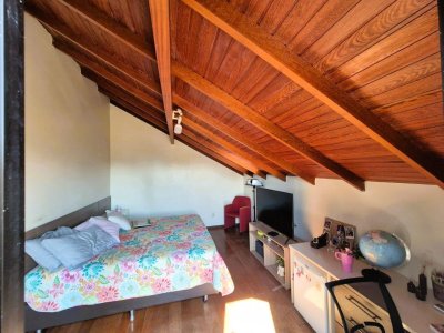 Casa com 230m², 4 quartos (sendo 2 suítes), 2 garagens, no bairro Agronômica em Florianópolis