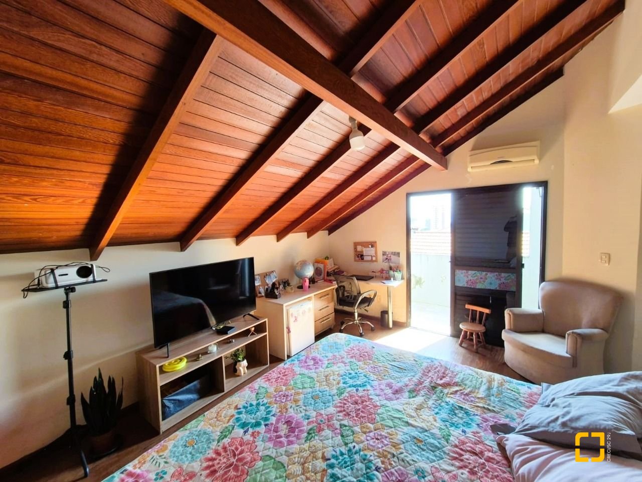Casa com 230m², 4 quartos (sendo 2 suítes), 2 garagens, no bairro Agronômica em Florianópolis