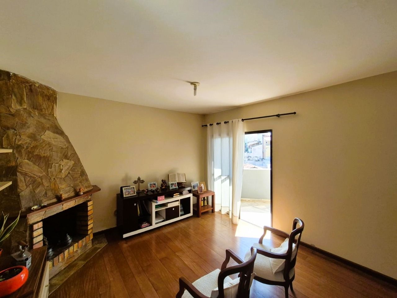 Casa com 230m², 4 quartos (sendo 2 suítes), 2 garagens, no bairro Agronômica em Florianópolis