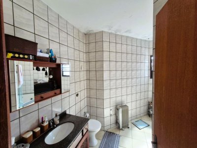 Casa com 230m², 4 quartos (sendo 2 suítes), 2 garagens, no bairro Agronômica em Florianópolis