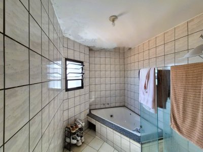 Casa com 230m², 4 quartos (sendo 2 suítes), 2 garagens, no bairro Agronômica em Florianópolis