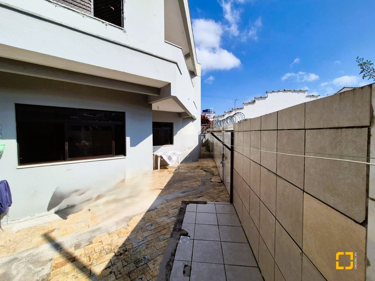 Casa com 230m², 4 quartos (sendo 2 suítes), 2 garagens, no bairro Agronômica em Florianópolis