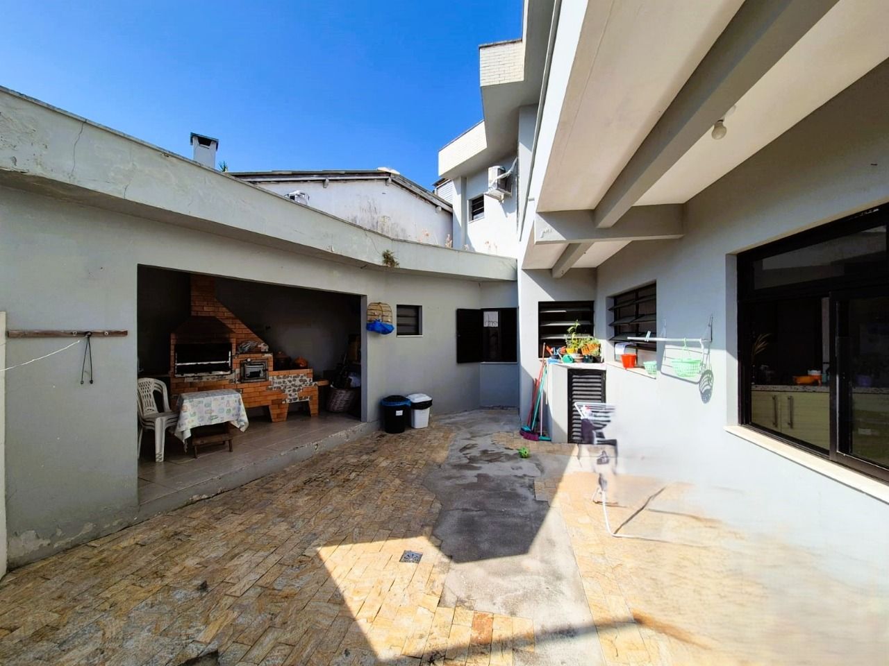 Casa com 230m², 4 quartos (sendo 2 suítes), 2 garagens, no bairro Agronômica em Florianópolis