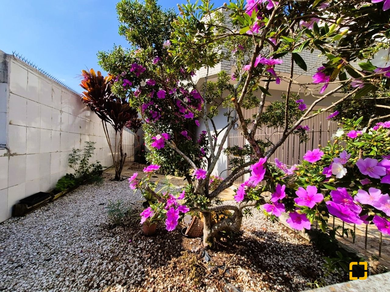 Casa com 230m², 4 quartos (sendo 2 suítes), 2 garagens, no bairro Agronômica em Florianópolis
