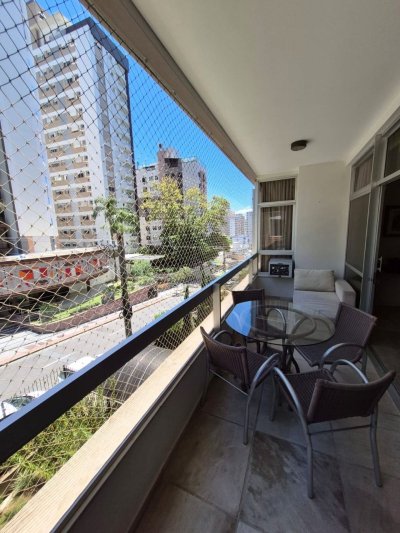 Apartamento com 224m², 6 quartos (sendo 2 suítes), 2 garagens, no bairro Centro em Florianópolis