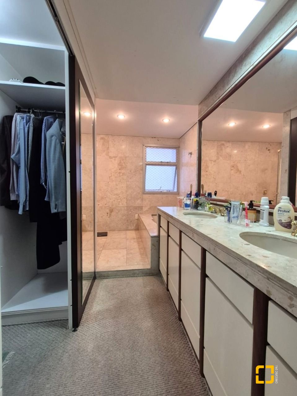 Apartamento com 224m², 6 quartos (sendo 2 suítes), 2 garagens, no bairro Centro em Florianópolis