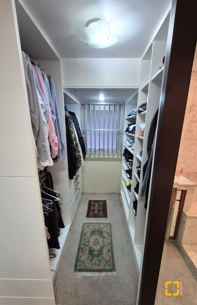 Apartamento com 224m², 6 quartos (sendo 2 suítes), 2 garagens, no bairro Centro em Florianópolis