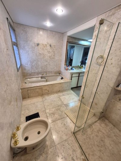 Apartamento com 224m², 6 quartos (sendo 2 suítes), 2 garagens, no bairro Centro em Florianópolis