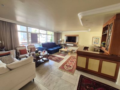 Apartamento com 224m², 6 quartos (sendo 2 suítes), 2 garagens, no bairro Centro em Florianópolis