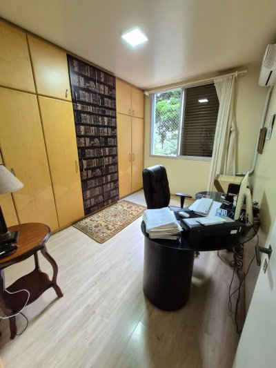 Apartamento com 224m², 6 quartos (sendo 2 suítes), 2 garagens, no bairro Centro em Florianópolis