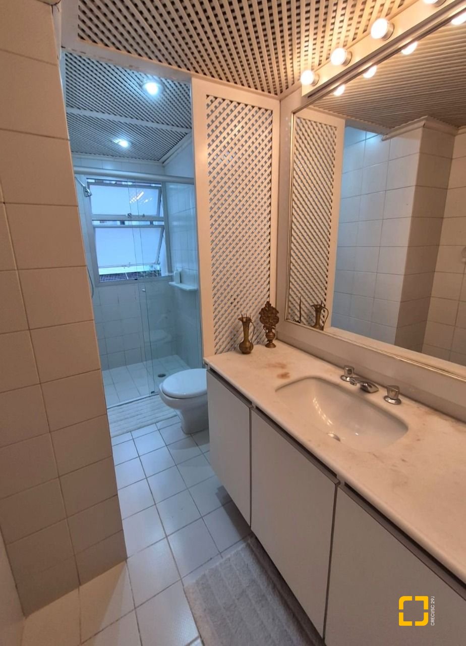 Apartamento com 224m², 6 quartos (sendo 2 suítes), 2 garagens, no bairro Centro em Florianópolis