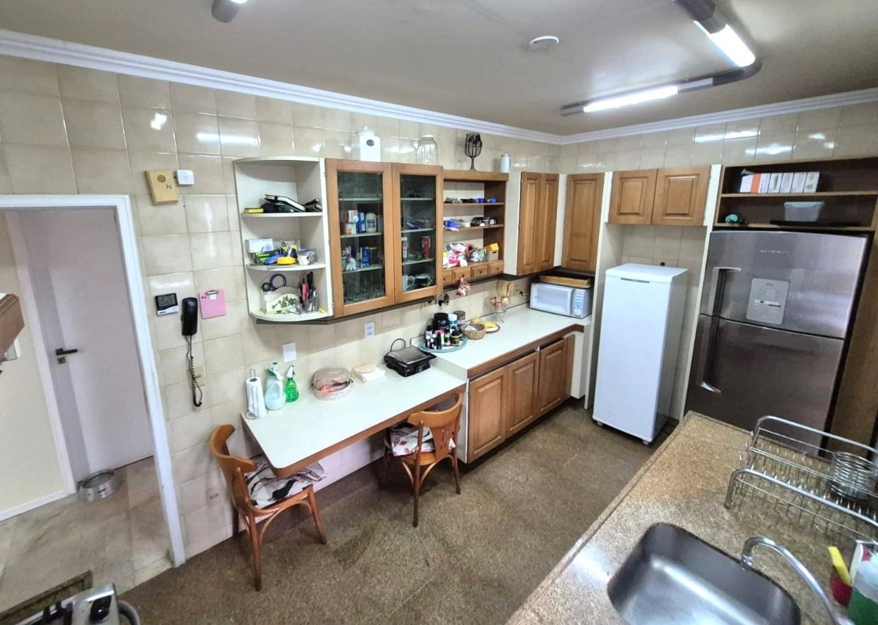 Apartamento com 224m², 6 quartos (sendo 2 suítes), 2 garagens, no bairro Centro em Florianópolis