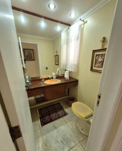 Apartamento com 224m², 6 quartos (sendo 2 suítes), 2 garagens, no bairro Centro em Florianópolis