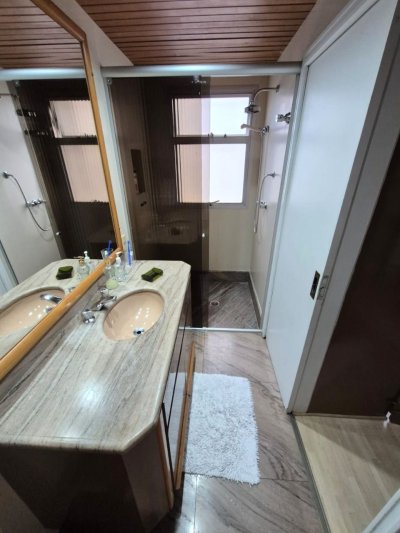 Apartamento com 224m², 6 quartos (sendo 2 suítes), 2 garagens, no bairro Centro em Florianópolis