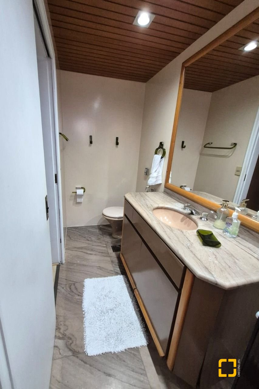 Apartamento com 224m², 6 quartos (sendo 2 suítes), 2 garagens, no bairro Centro em Florianópolis