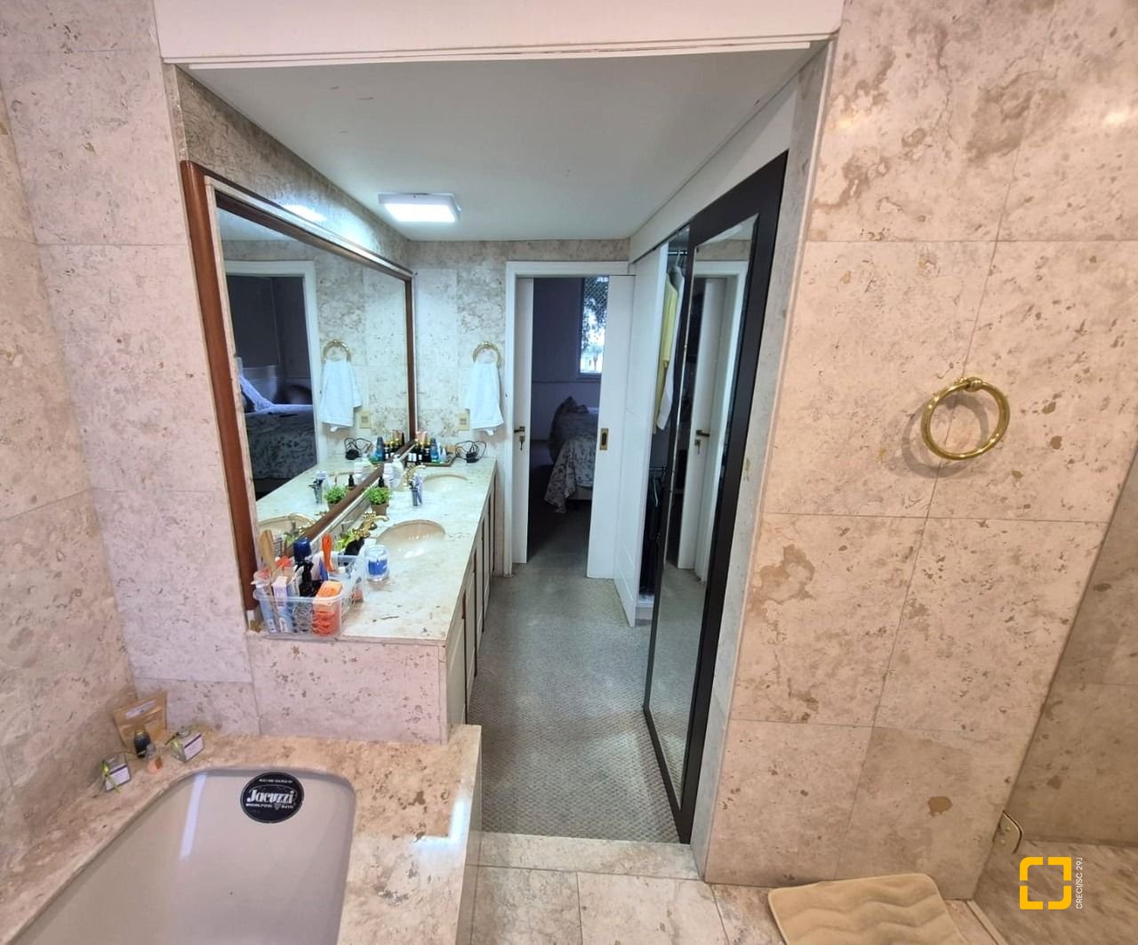 Apartamento com 224m², 6 quartos (sendo 2 suítes), 2 garagens, no bairro Centro em Florianópolis