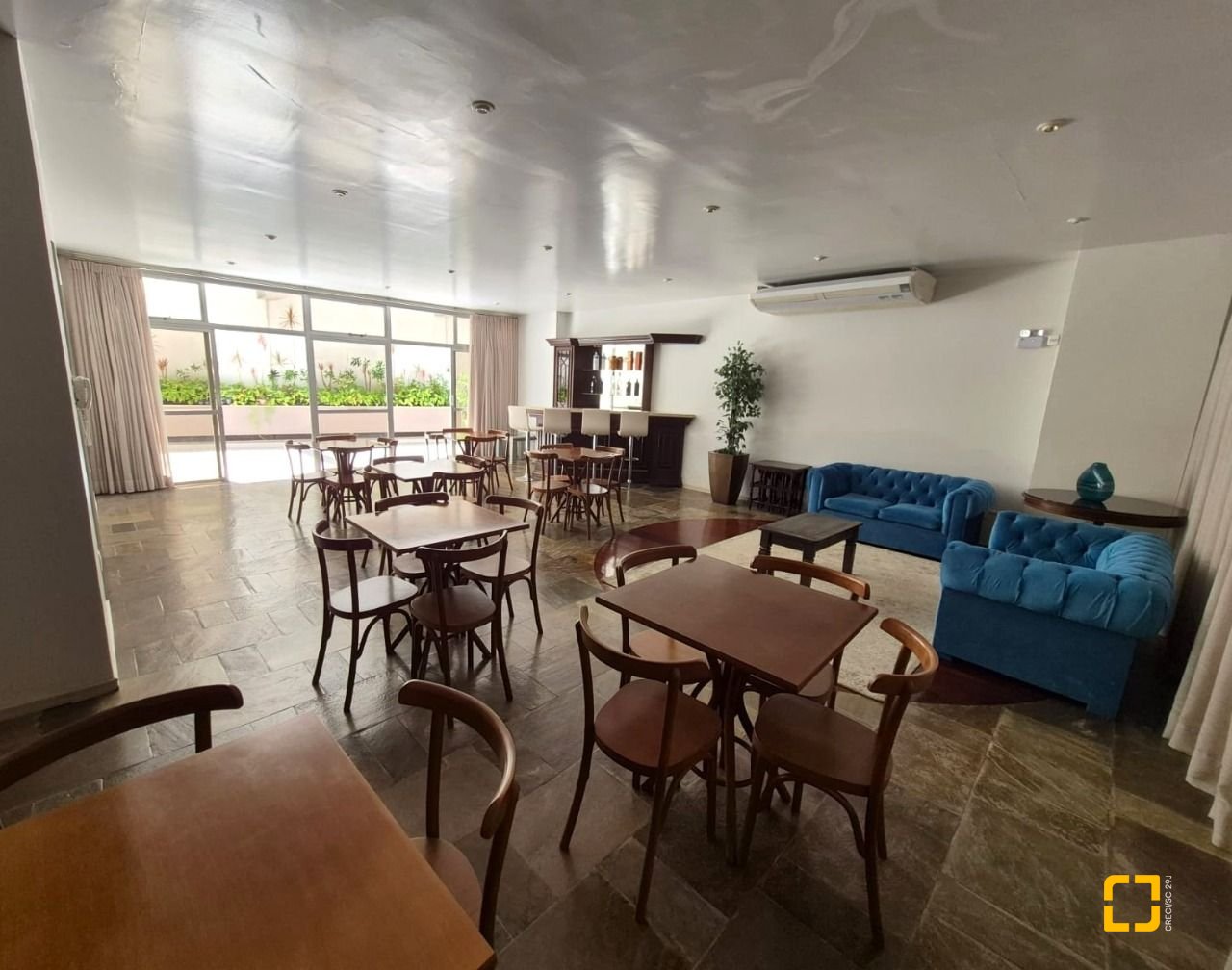 Apartamento com 224m², 6 quartos (sendo 2 suítes), 2 garagens, no bairro Centro em Florianópolis