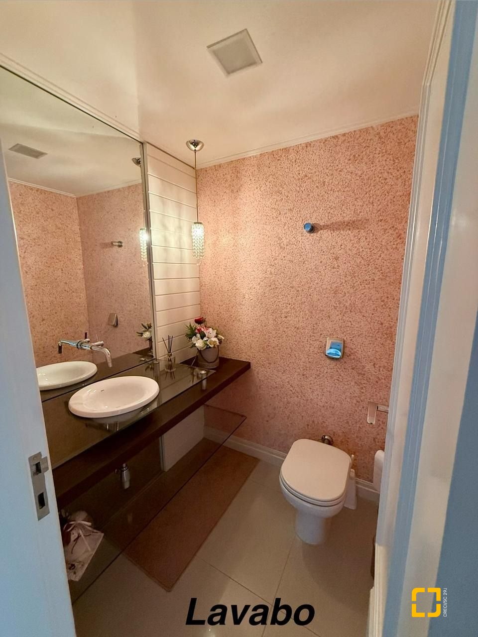 Apartamento com 144m², 5 quartos (sendo 2 suítes), 1 garagem, no bairro Centro em Florianópolis