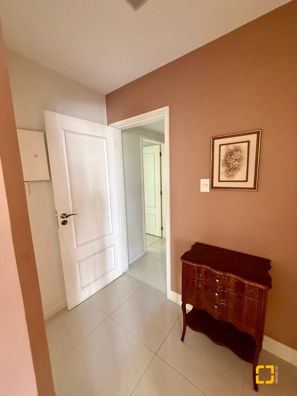 Apartamento com 144m², 5 quartos (sendo 2 suítes), 1 garagem, no bairro Centro em Florianópolis