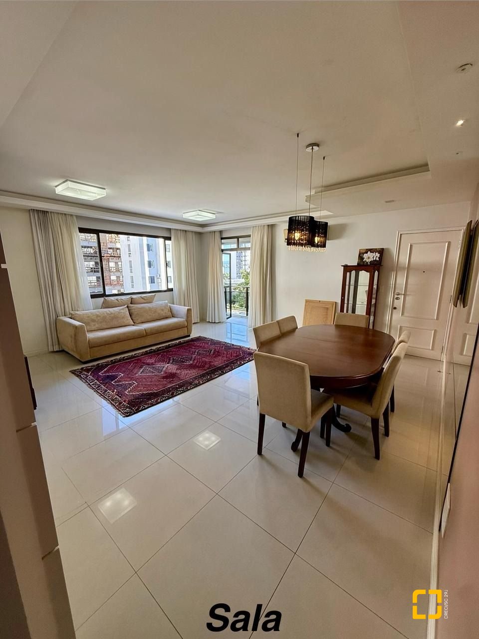 Apartamento com 144m², 5 quartos (sendo 2 suítes), 1 garagem, no bairro Centro em Florianópolis