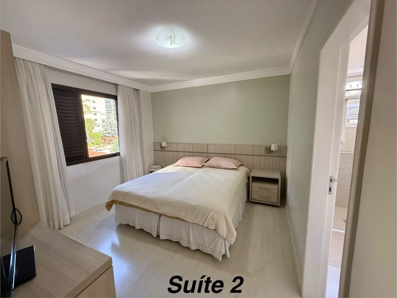 Apartamento com 144m², 5 quartos (sendo 2 suítes), 1 garagem, no bairro Centro em Florianópolis