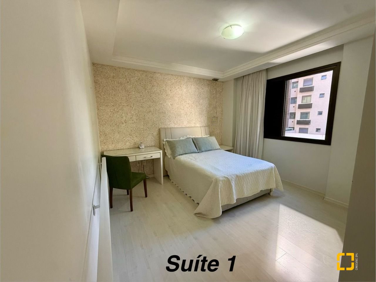 Apartamento com 144m², 5 quartos (sendo 2 suítes), 1 garagem, no bairro Centro em Florianópolis