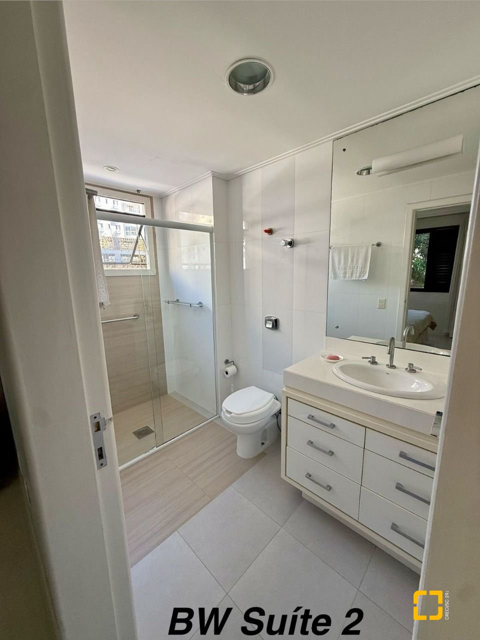 Apartamento com 144m², 5 quartos (sendo 2 suítes), 1 garagem, no bairro Centro em Florianópolis