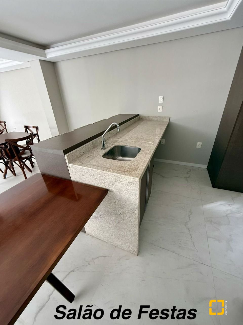 Apartamento com 144m², 5 quartos (sendo 2 suítes), 1 garagem, no bairro Centro em Florianópolis