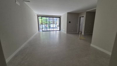 Apartamento com 130m², 4 quartos (sendo 1 suíte), 2 garagens, no bairro Jurerê em Florianópolis