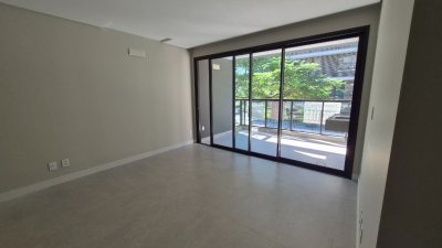 Apartamento com 130m², 4 quartos (sendo 1 suíte), 2 garagens, no bairro Jurerê em Florianópolis