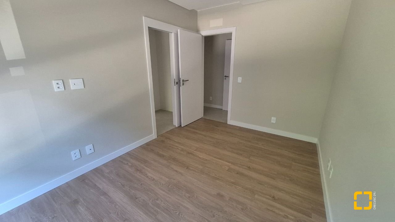 Apartamento com 130m², 4 quartos (sendo 1 suíte), 2 garagens, no bairro Jurerê em Florianópolis