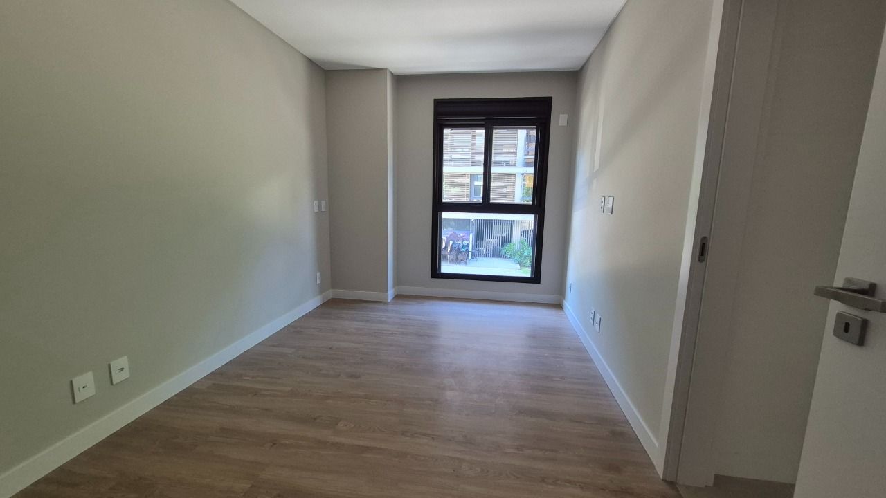 Apartamento com 130m², 4 quartos (sendo 1 suíte), 2 garagens, no bairro Jurerê em Florianópolis