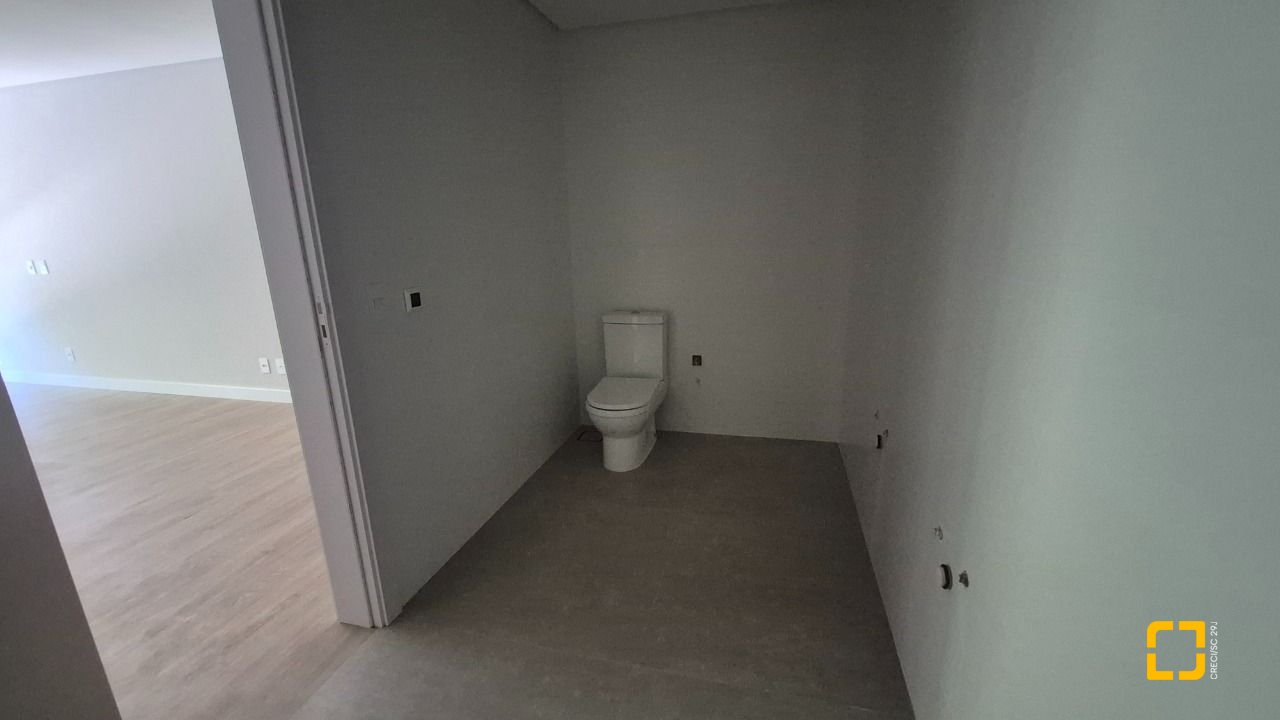Apartamento com 130m², 4 quartos (sendo 1 suíte), 2 garagens, no bairro Jurerê em Florianópolis
