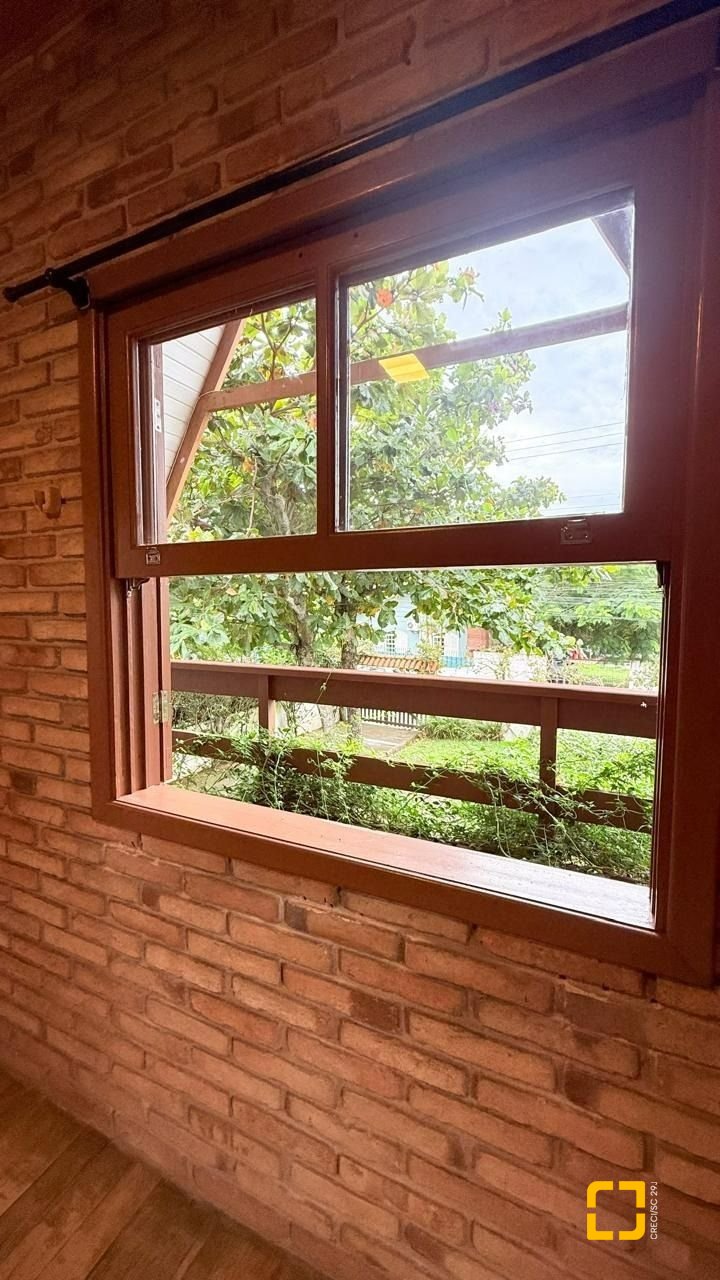 Casa com 160m², 3 quartos, 2 garagens, no bairro Ingleses do Rio Vermelho em Florianópolis